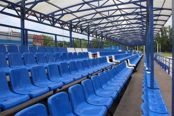Lange Rijen Blauwe Lege Stoelen Het Stadion Voor Toeschouwers — Stockfoto