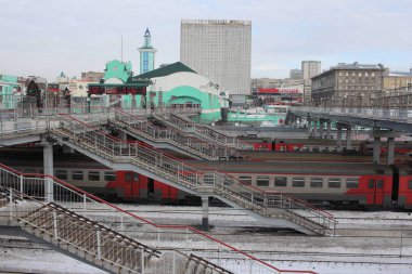 Rusya, Novosibirsk, 23.02.2019: Platformdaki yolcuların taşınması için elektrikli tren istasyonu