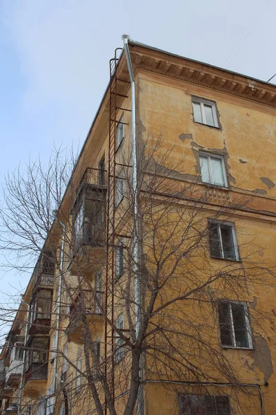 Vieux Bâtiment Ruine Avec Sales Fenêtres Cassées Sur Façade Figurée — Photo