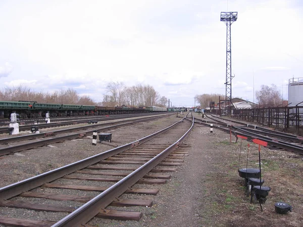 도시의 산업 지역에서 열차가 다니는 선로 — 스톡 사진