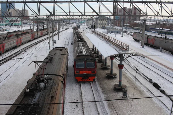 Ryssland Novosibirsk 2019 Järnvägsstation För Transport Passagerare Rälsen Vid Plattformen — Stockfoto