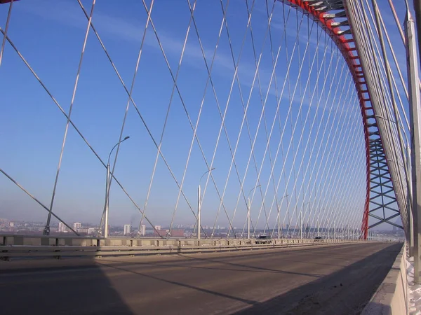 Diseño de ingeniería de metal de arco de tubería bugrinskij puente en el s — Foto de Stock