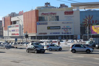 Rusya, Novosibirsk, 21.02.2015: yoldaki metropoldeki şehir alışveriş merkezi modern binası ve caddeler arabalar gidiyor