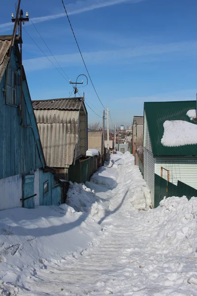 Ein Schmaler Unbehandelter Durchgangsweg Zwischen Holzhäusern Schneebedeckten Dorf Sibirien — Stockfoto