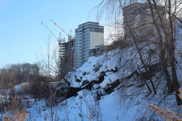 Vysoké Moderní Domy Nové Budovy Blízkosti Hromady Odpadků Sněhu — Stock fotografie