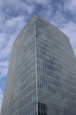 yüksek modern teknik bina cam cepheli yeni bina