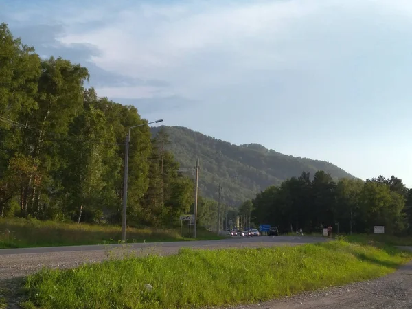 Magnífico río paisaje en la orilla de las montañas de Altai — Foto de Stock