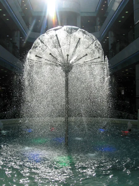 Okrągła Piękna Fontanna Dekoracyjnymi Strumieniami Kolorowej Wody Światłami Centrum Handlowym — Zdjęcie stockowe
