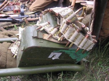 Askeri sergide otomatik silahlardan çıkan mermiler için gerçek mühimmat var.