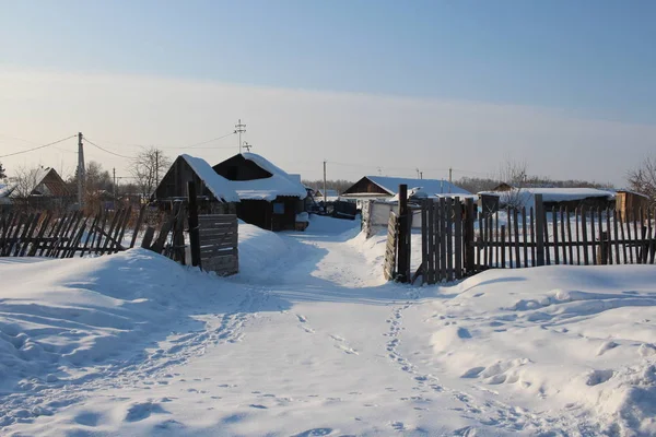Fußspuren Schnee Führen Winter Den Hof Eines Bauernhauses Hinter Einem — Stockfoto