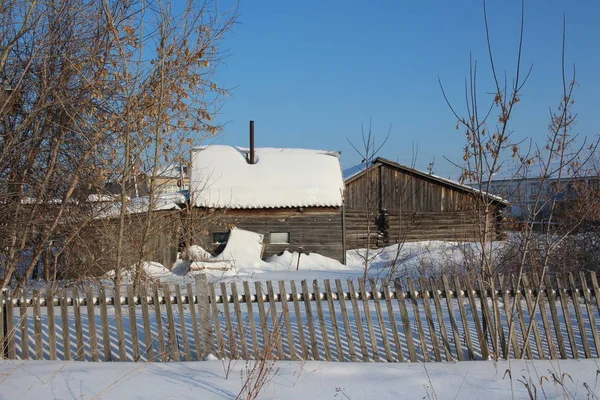 Altes Holzhaus Aus Baumstämmen Hinter Dem Zaun Schnee Winter Dorf — Stockfoto