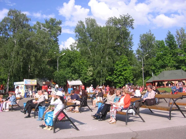 Rosja Nowosybirsk 1980 Ludzie Relaksują Się Ławkach Siedzących Latem Parku — Zdjęcie stockowe