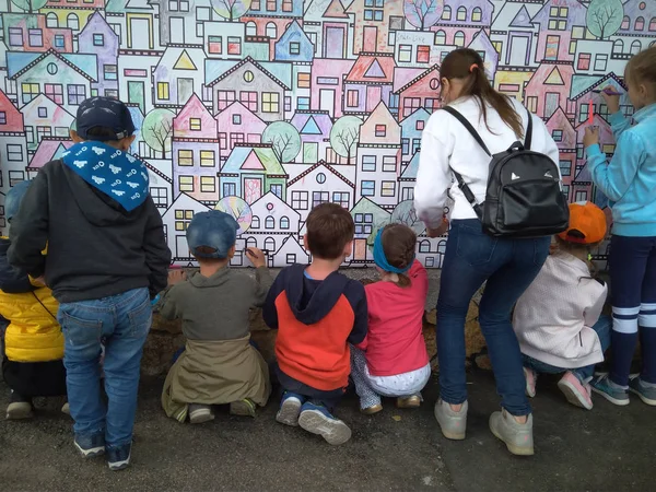 Oroszország, Novoszibirszk 15.06.2019: gyerekek rajzolnak a falfestékre — Stock Fotó