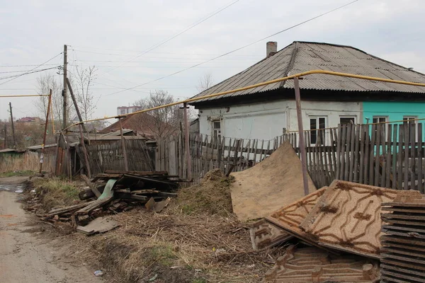 Velha Casa Arruinada Aldeia Uma Cerca Suja Edifício Abandonado Desabitado — Fotografia de Stock