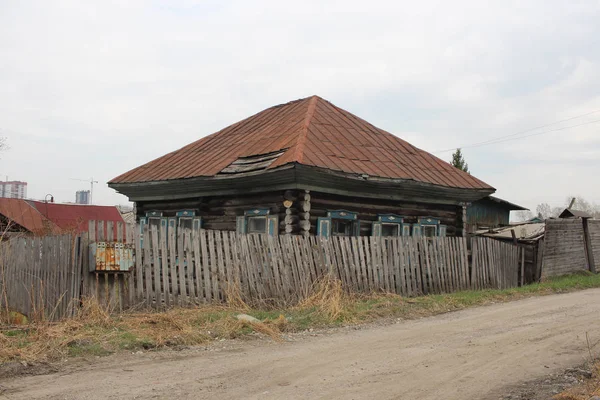 Altes zerstörtes Haus im Dorf in einem schmutzigen Zaun unbewohnt — Stockfoto