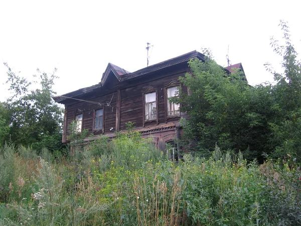 사람이거 주하지 않는 더러운 울타리 안에 있는 마을의 오래 된 폐허 집 — 스톡 사진