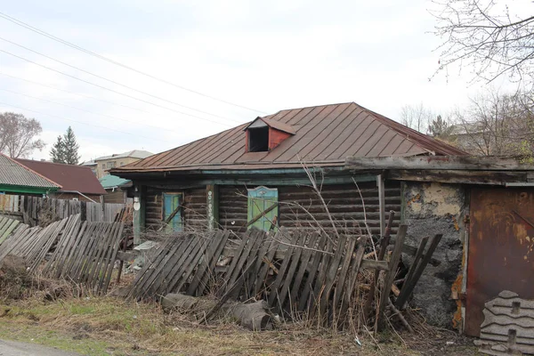 Oud verwoest huis in het dorp in een vies hek onbewoond aba — Stockfoto