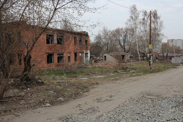 Russie Novossibirsk 2019 Vieille Maison Brique Détruite Inachevée Dans Salle — Photo