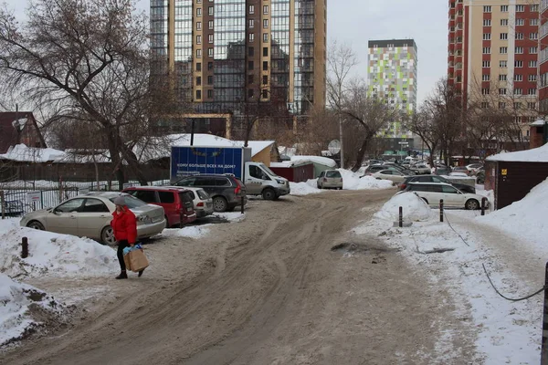 Россия Новосибирск 2019 Люди Пешеходы Едва Проходят Грязной Нечистой Дороге — стоковое фото
