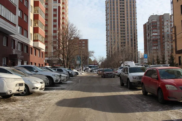 Russland Nowosibirsk 2019 Der Hof Zwischen Den Hohen Mehrstöckigen Gebäuden — Stockfoto