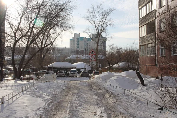 Wąski Przejście Między Domami Prywatnymi Miejscowości Zimą Pokryte Zaspy Śnieżne — Zdjęcie stockowe