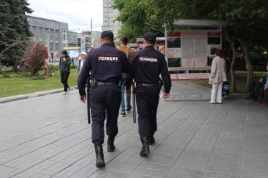 Rusya, Novosibirsk 30.06.2019: Polis memurları şehri suçlardan korumak için kolluk ve düzen koruyor
