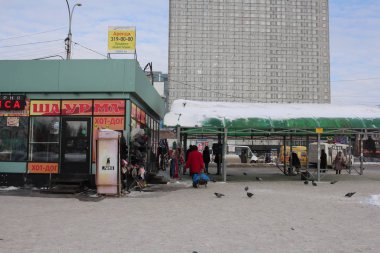 Rusya, Novosibirsk, 23.02.2019: şehirdeki bit pazarında çeşitli mallarla ticaret pavyonları