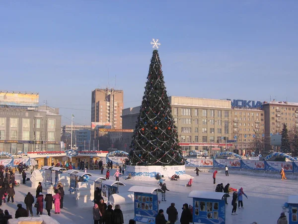 Rusya, Novosibirsk 01.01.1980: Lenin squ 'da yüksek Noel ağacı
