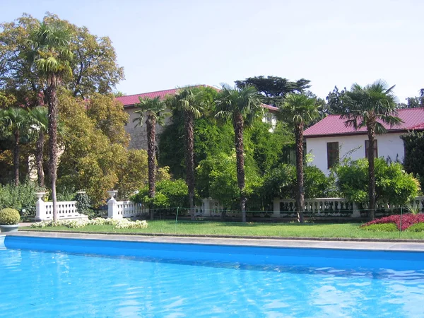 Modrý venkovní bazén v pohodlném hotelu v letovisku v blízkosti — Stock fotografie