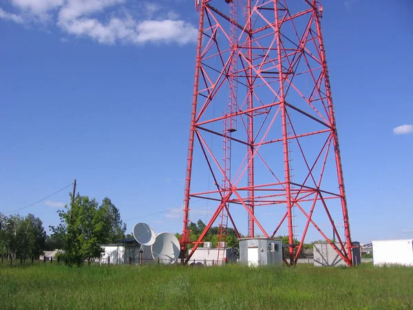 Fonte de alimentação da torre de comunicação da central elétrica para a antena com — Fotografia de Stock