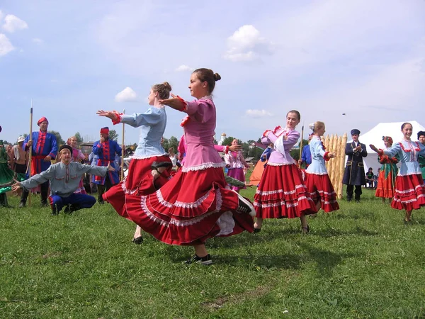 Ubrane Artystki Tańczą Polanie Wiejskim Urlopie Kolyvan 2013 — Zdjęcie stockowe