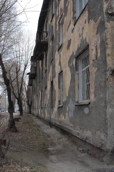 Old Apartment Building Peeling Plaster Facade Passage Dirty Yard — 스톡 사진