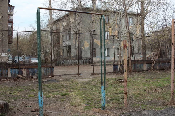 Kirli Bir Oyun Parkında Çok Katlı Bir Binanın Bahçesinde Eski — Stok fotoğraf