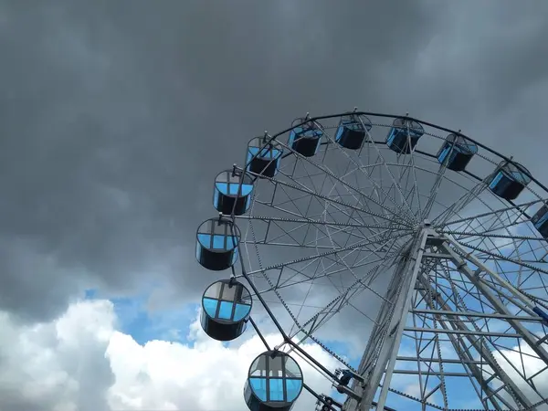 Tour Amusement Une Grande Roue Ferris Dans Parc Contre Ciel — Photo