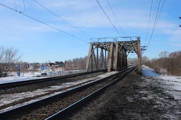 Passage Supérieur Sur Les Voies Ferrées Pour Les Traverses Trains — Photo