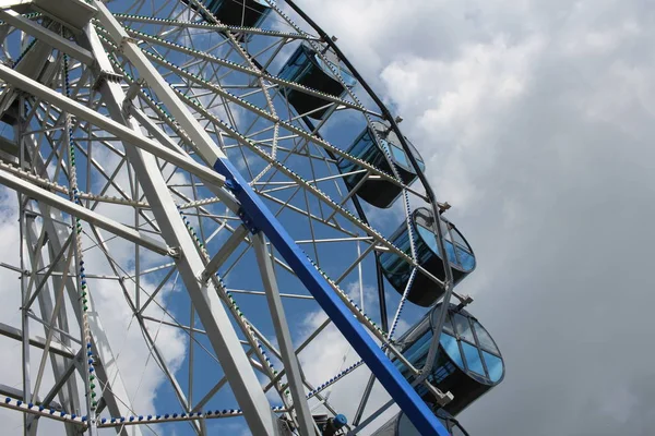 Tour Amusement Une Grande Roue Ferris Dans Parc Contre Ciel — Photo