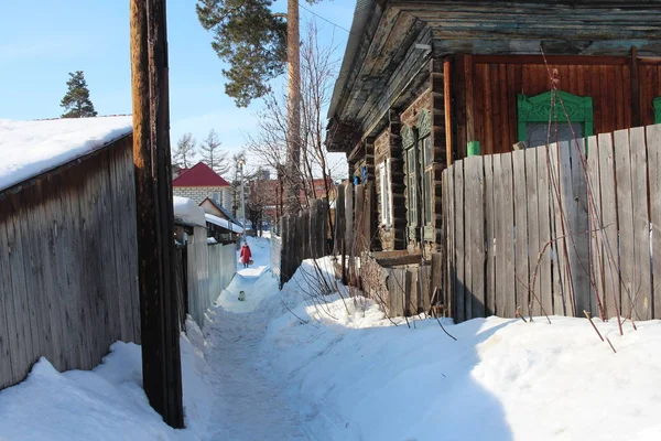 Узкий Проход Тропинкой Между Старыми Деревянными Домами Деревне Зимой Женщина — стоковое фото