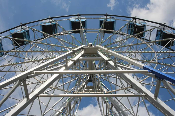 Tour Amusement Une Grande Roue Ferris Dans Parc Contre Ciel — Photo