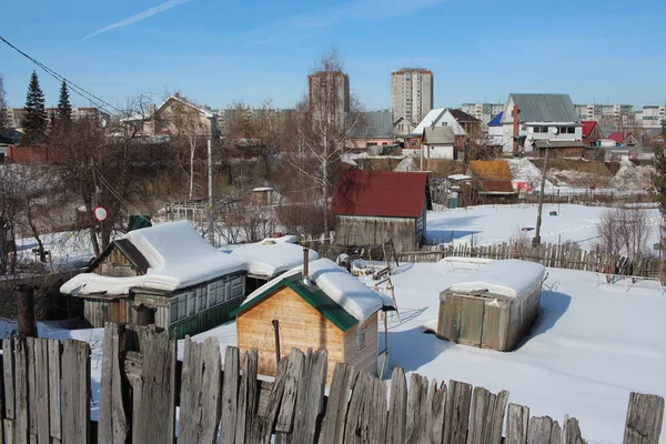 Sommarstugor Trä Vintern Ett Trädgårdssamhälle Snön Nära Modern Stad Med — Stockfoto