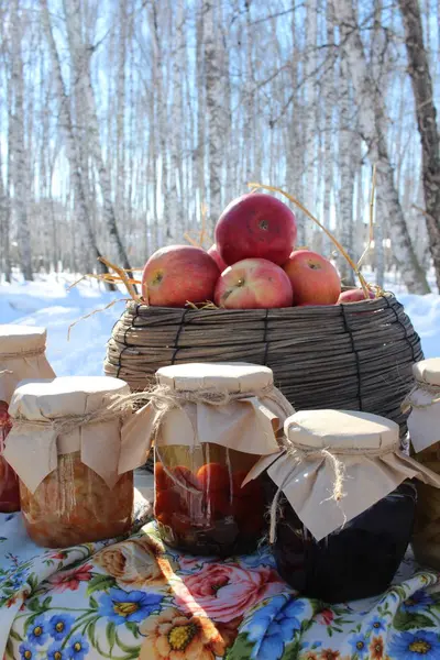 Lahůdky Stole Konzervované Potraviny Jablka Sklenicích Dovolené Sibiři Zimě Lese — Stock fotografie