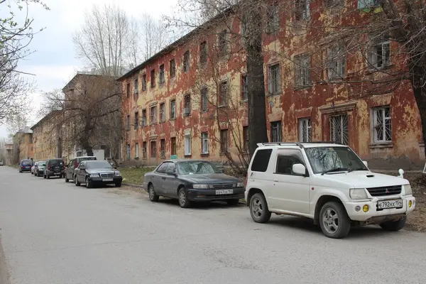 Russia Novosibirsk 2019 Parked Cars Road Old Abandoned House Broken — Stock Photo, Image