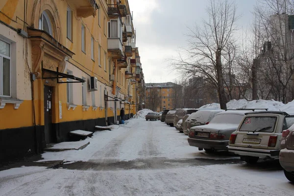 Russie Novosibirsk 2019 Cour Avec Voitures Garées Passage Étroit Couvert — Photo