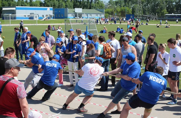 Rusia, Novosibirsk 06.06.2015: equipos de participantes deportivos chi — Foto de Stock