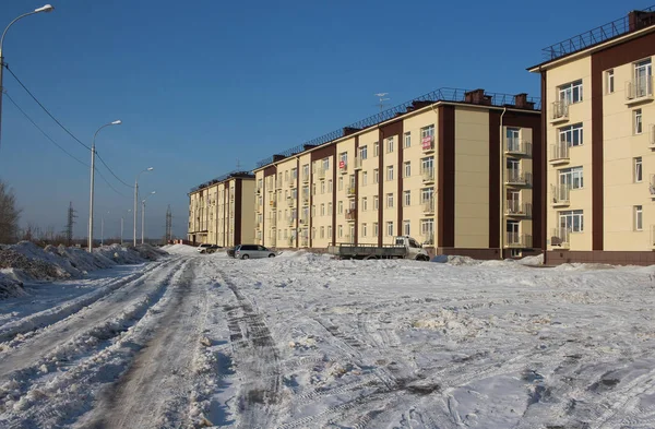 Rosja, Nowosybirsk, 18.03.2019: nieleczony dostęp drogowy do miejsca zamieszkania — Zdjęcie stockowe