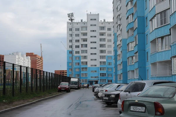 Russia Novosibirsk 2015 Parked Cars Multi Storey Residential Building City — Zdjęcie stockowe