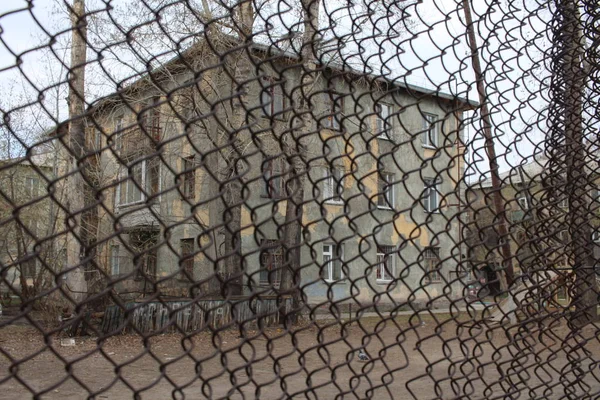 Old Gloomy Apartment Building Fence Made Metal Grid — Stock Photo, Image