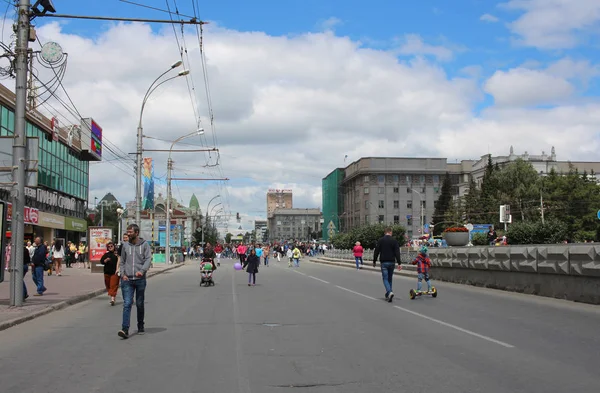 Russland, Nowosibirsk, 30.06.2019: Glückliche Menschen mit Kindern treten in die Pedale — Stockfoto