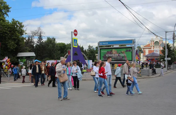 Russia, Novosibirsk, 06.30.2019：happy people with children pede — 图库照片