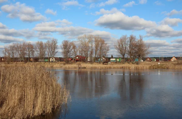 Jesienny krajobraz wsi na brzegu jeziora na Bay sce — Zdjęcie stockowe