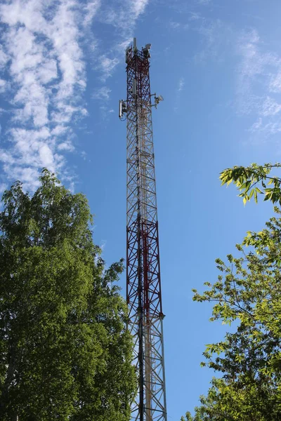 Antény Vysokou Kovovou Věží Pro Příjem Signálů Mobilní Přenos Dat — Stock fotografie